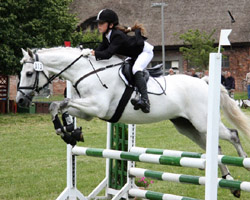 Lotta Schroeder mit ihrem Pony Candy for fun, die neue Landesmeisterin der Ponyreiter.
